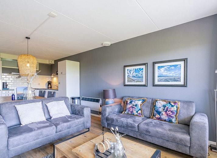 Appartement Juliana 042 Eiland en Zeezicht in De Koog, Texel met uitzicht op groene duinen vanuit de woonkamer.