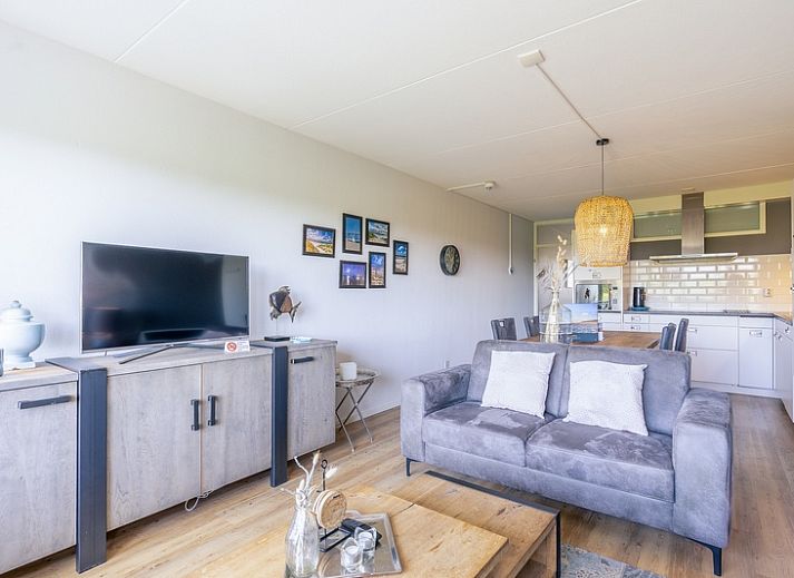 Appartement Juliana 042 Eiland en Zeezicht in De Koog, Texel met uitzicht op groene duinen vanuit de woonkamer.