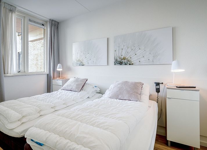 Lichte woonkamer van Appartement Juliana 042 Eiland en Zeezicht, De Koog, Texel met moderne meubels en zeezicht.