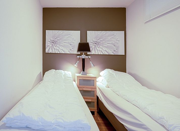 Lichte woonkamer van Appartement Juliana 042 Eiland en Zeezicht, De Koog, Texel met moderne meubels en zeezicht.