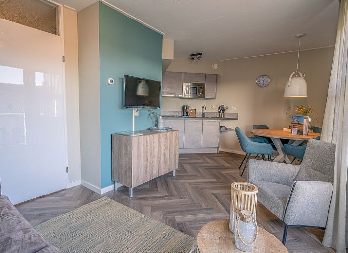 Gezellige woonkamer in Appartement Zeedistel 24, De Koog, Texel met uitzicht op het balkon.