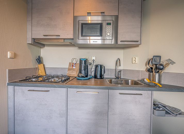 Ruime zithoek in Appartement Zeedistel 24, De Koog, Texel met comfortabele bank en balkonzicht.