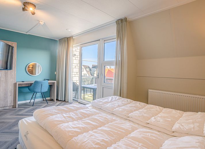 Ruime zithoek in Appartement Zeedistel 24, De Koog, Texel met comfortabele bank en balkonzicht.