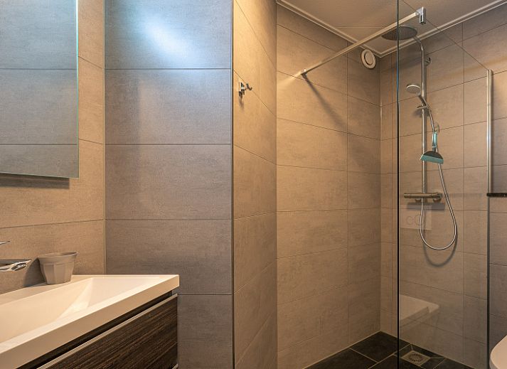 Ruime zithoek in Appartement Zeedistel 24, De Koog, Texel met comfortabele bank en balkonzicht.