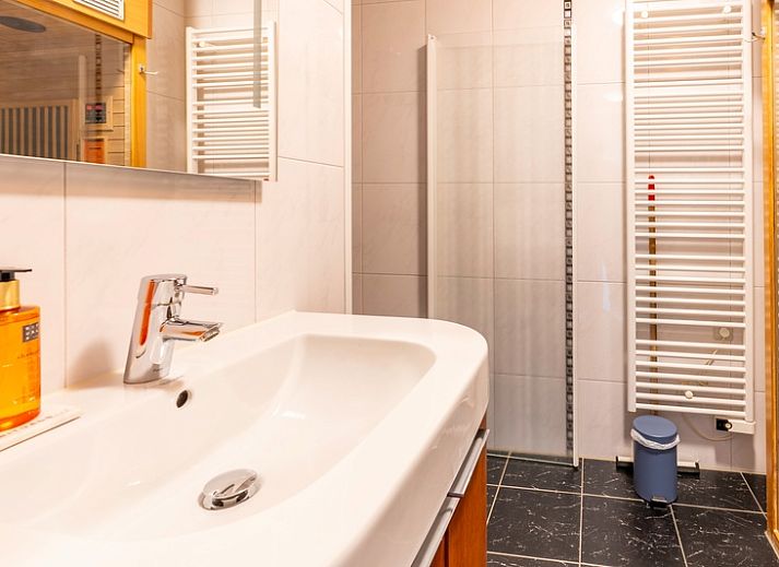 Lichte zithoek in Appartement Juliana 168 Zeezicht, De Koog, Texel, met prachtig uitzicht op de zee en de omgeving.