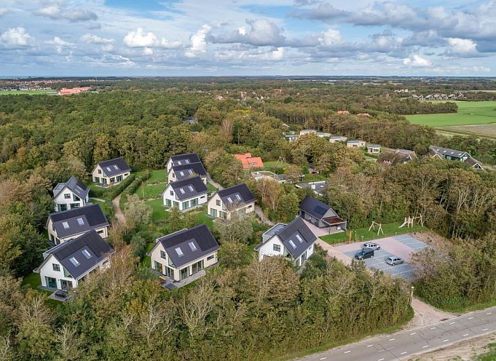 Zijaanzicht van IJsvogel 10 vakantiehuis in De Koog Texel met ruime achtertuin.