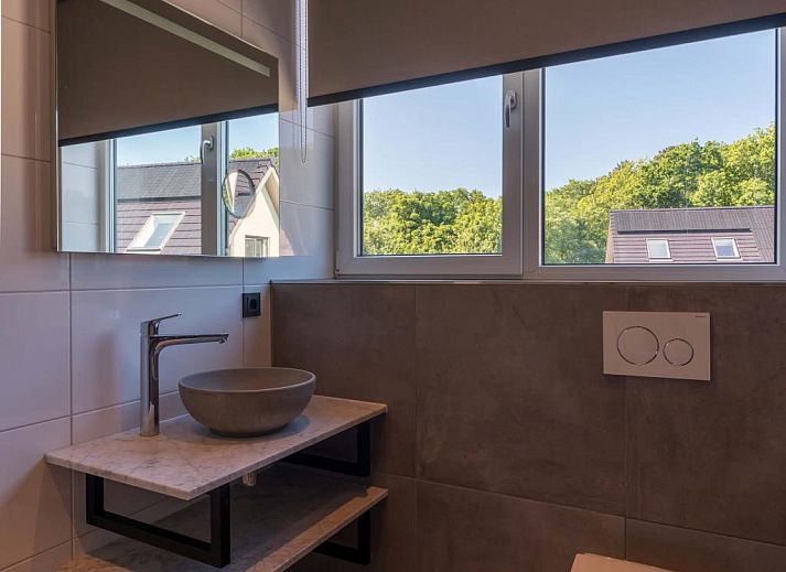 Vooraanzicht van IJsvogel 10 vakantiehuis in De Koog Texel met verzorgde tuin.