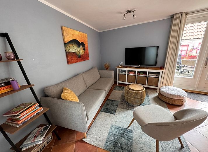 Knusse slaapkamer in Texel A, De Koog, Texel, met comfortabel tweepersoonsbed en sfeervolle verlichting onder een schuine wand.