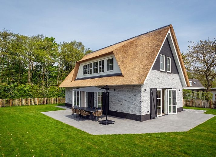 Villa 25a in De Koog, Texel met rieten dak en ruime tuin, ideaal vakantiehuis op de Waddeneilanden.