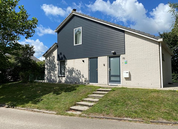 Stappeland - De Groene Boei, vakantiehuis in De Koog, Texel, met moderne architectuur omringd door groen.