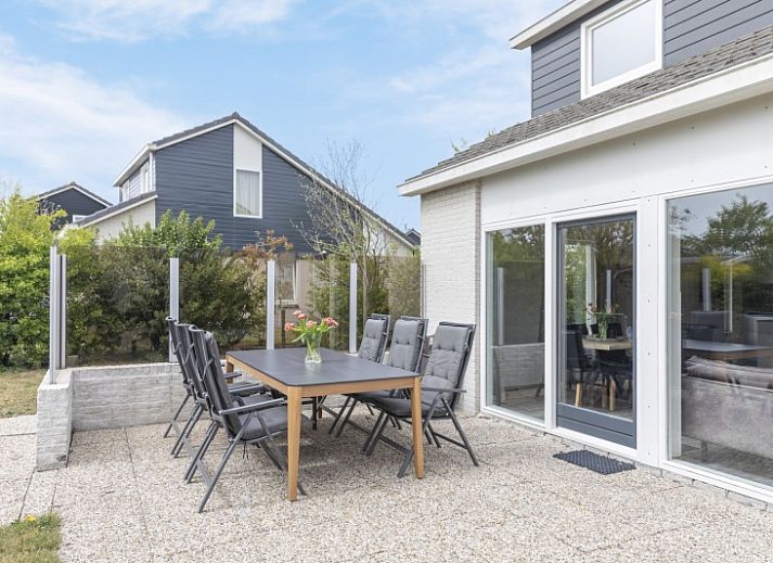 Stappeland - De Groene Boei, vakantiehuis in De Koog, Texel, met moderne architectuur omringd door groen.