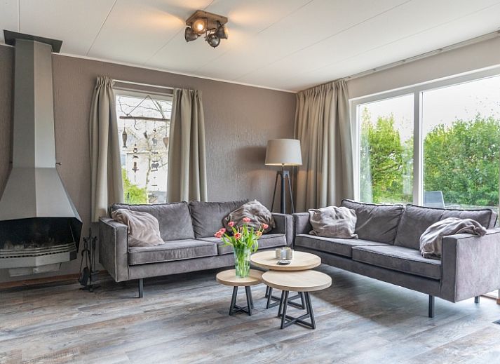 Stappeland - De Groene Boei, vakantiehuis in De Koog, Texel, met moderne architectuur omringd door groen.