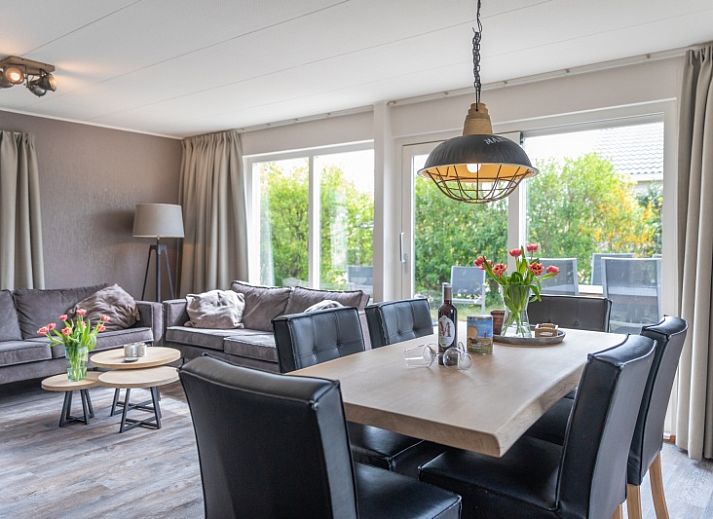 Stappeland - De Groene Boei, vakantiehuis in De Koog, Texel, met moderne architectuur omringd door groen.