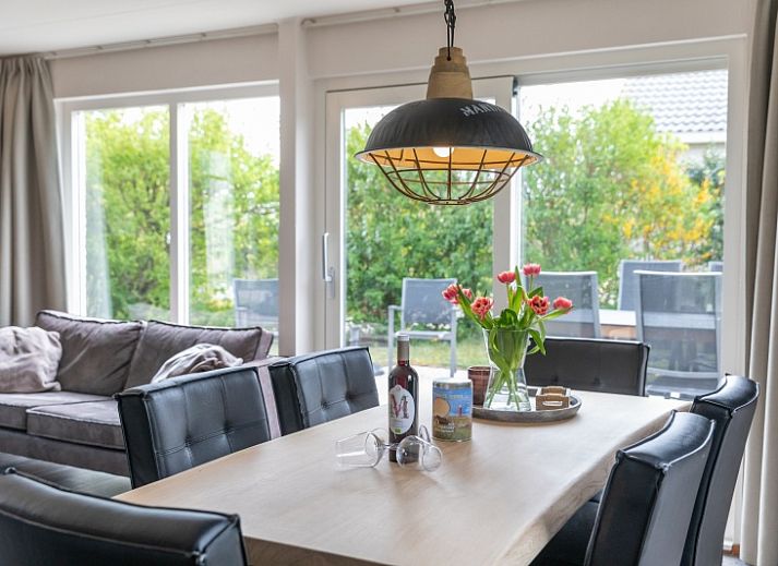 Stappeland - De Groene Boei, vakantiehuis in De Koog, Texel, met moderne architectuur omringd door groen.