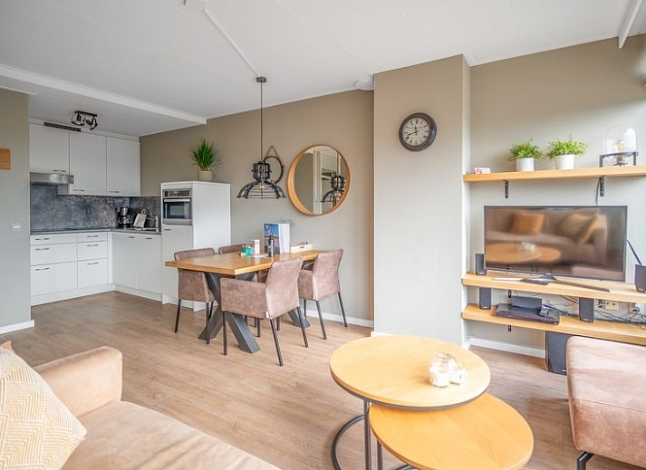 Wohnzimmer mit Panoramablick in Appartement Juliana 178 Eilandzicht, De Koog, Texel. Komfortable Ferienwohnung auf den Watteninseln.