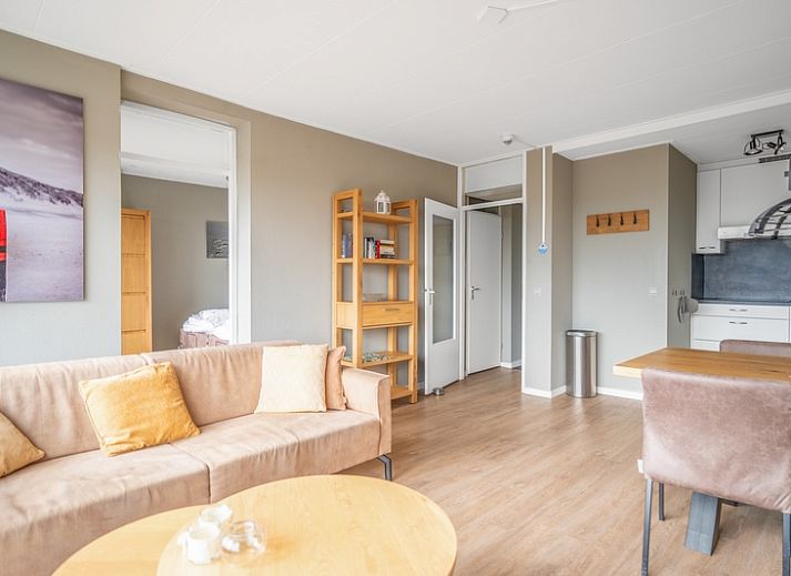 Wohnzimmer mit Panoramablick in Appartement Juliana 178 Eilandzicht, De Koog, Texel. Komfortable Ferienwohnung auf den Watteninseln.