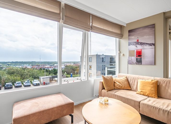Wohnzimmer mit Panoramablick in Appartement Juliana 178 Eilandzicht, De Koog, Texel. Komfortable Ferienwohnung auf den Watteninseln.