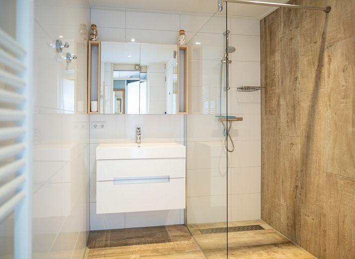 Offene Kueche und Essbereich im Appartement Juliana 178 Eilandzicht, De Koog, Texel. Moderne Ferienunterkunft auf den Watteninseln.