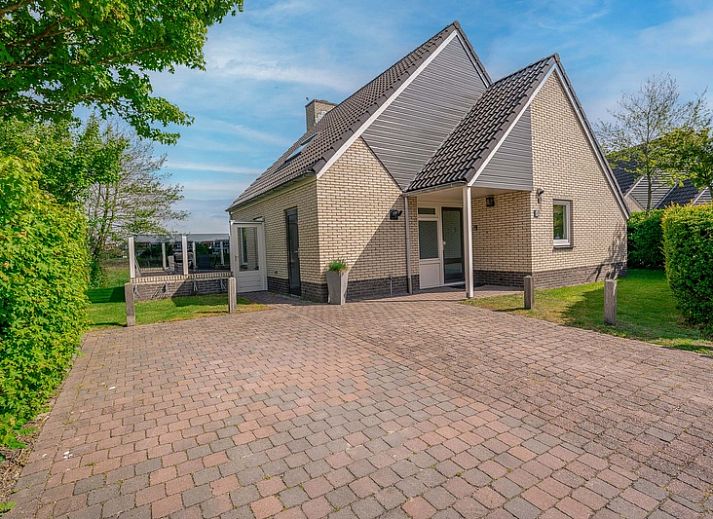 Vakantiehuis Kamperfoelie 69 met sauna, gelegen aan het water in De Koog, Texel. Geniet van de serene natuur van de Waddeneilanden.