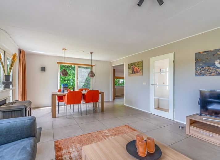 Vakantiehuis Kamperfoelie 69 met sauna, gelegen aan het water in De Koog, Texel. Geniet van de serene natuur van de Waddeneilanden.