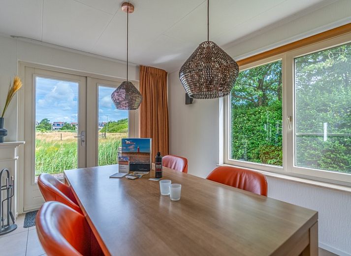 Ruime oprit van Vakantiehuis Kamperfoelie 69 in De Koog, Texel. Perfecte toegang tot deze comfortabele vakantiewoning op de Waddeneilanden.