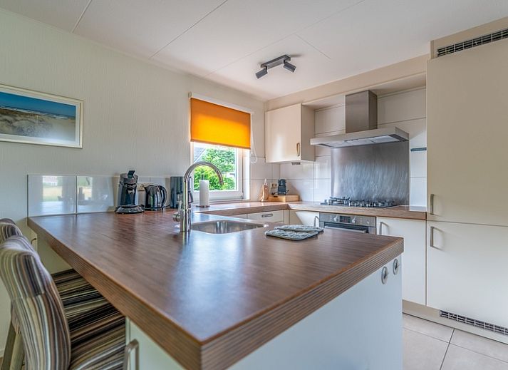 Ruime oprit van Vakantiehuis Kamperfoelie 69 in De Koog, Texel. Perfecte toegang tot deze comfortabele vakantiewoning op de Waddeneilanden.