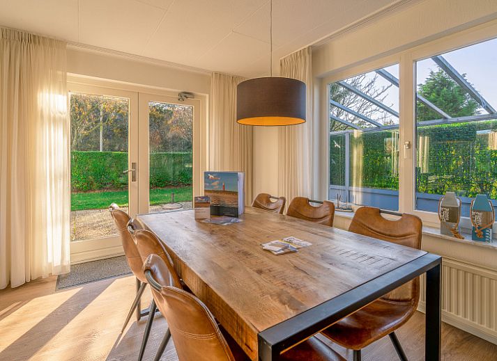 Gezellige woonkamer van Vakantiehuis Kamperfoelie 89 in De Koog Texel met comfortabele zitplaatsen en veel lichtinval.