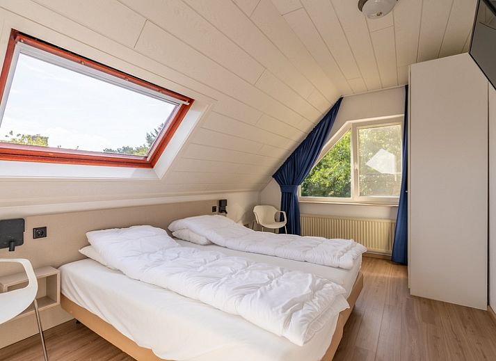 Gezellige woonkamer van Vakantiehuis Kamperfoelie 89 in De Koog Texel met comfortabele zitplaatsen en veel lichtinval.