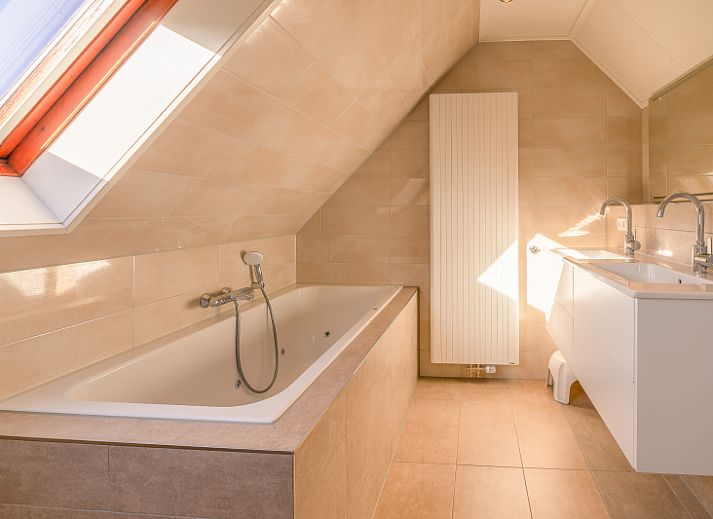 Gezellige woonkamer van Vakantiehuis Kamperfoelie 89 in De Koog Texel met comfortabele zitplaatsen en veel lichtinval.