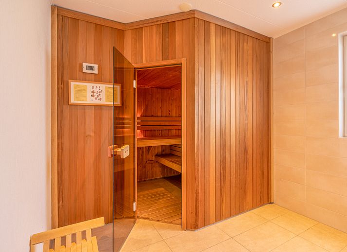 Stijlvolle binnenruimte van Vakantiehuis Kamperfoelie 89 in De Koog Texel met moderne inrichting en uitzicht op de tuin.