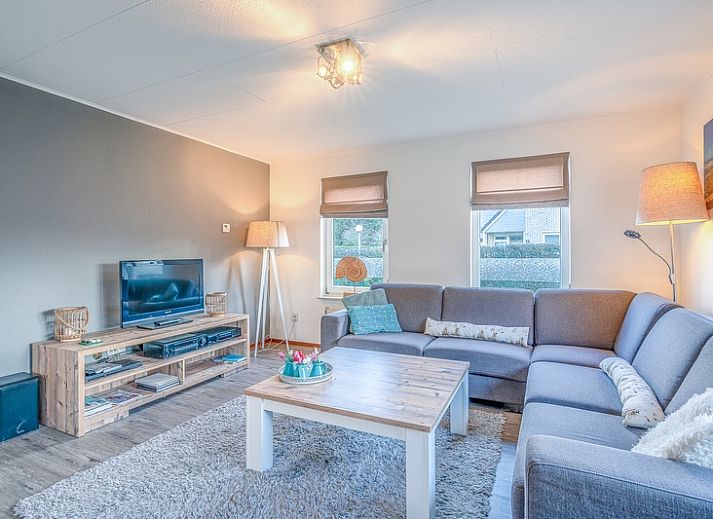 Aussenansicht des Ferienhauses Honeysuckle 87 in De Koog, Texel mit modernem Aussehen und sonniger Umgebung.