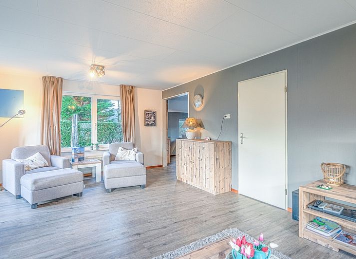 Aussenansicht des Ferienhauses Honeysuckle 87 in De Koog, Texel mit modernem Aussehen und sonniger Umgebung.