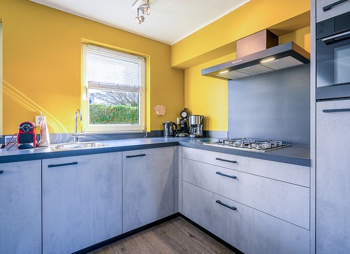 Gemuetliches Wohnzimmer des Ferienhauses Kamperfoelie 87 in De Koog, Texel mit bequemer Sitzecke und viel Licht.