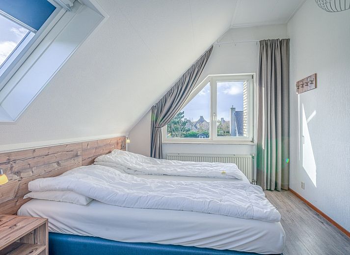 Gemuetliches Wohnzimmer des Ferienhauses Kamperfoelie 87 in De Koog, Texel mit bequemer Sitzecke und viel Licht.