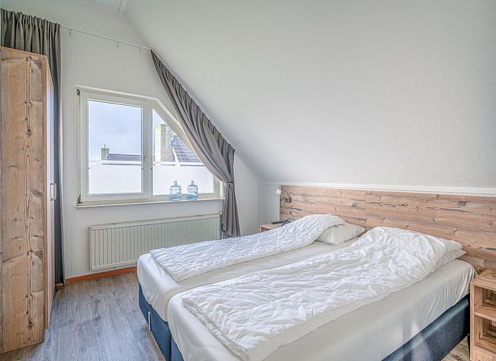 Gemuetliches Wohnzimmer des Ferienhauses Kamperfoelie 87 in De Koog, Texel mit bequemer Sitzecke und viel Licht.