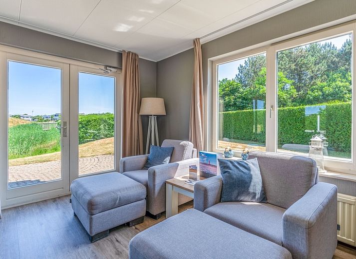 Uitzicht op Vakantiehuis Kamperfoelie 71 in De Koog, Texel, met groene omgeving.