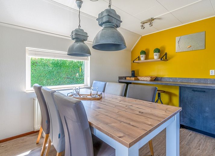 Uitzicht op Vakantiehuis Kamperfoelie 71 in De Koog, Texel, met groene omgeving.