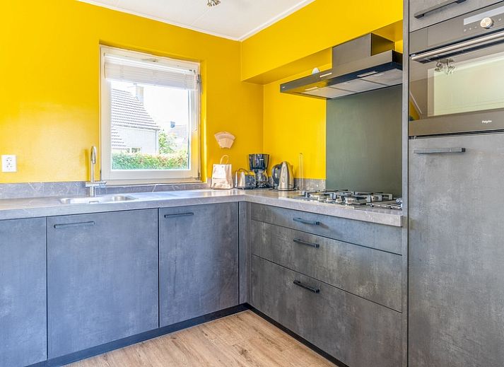 Uitzicht op Vakantiehuis Kamperfoelie 71 in De Koog, Texel, met groene omgeving.