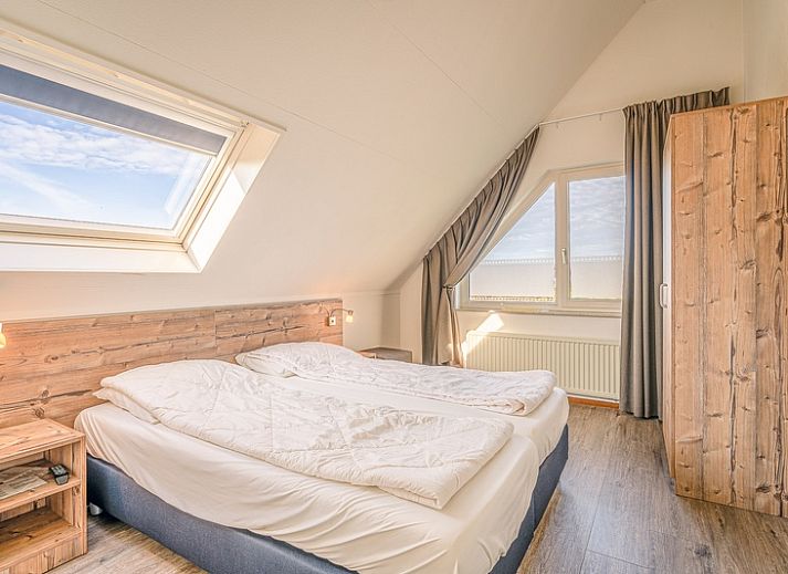 Uitzicht op Vakantiehuis Kamperfoelie 71 in De Koog, Texel, met groene omgeving.