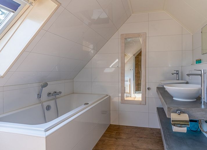 Gezellige woonkamer in Vakantiehuis Kamperfoelie 71, De Koog, Texel, met comfortabele zithoek.