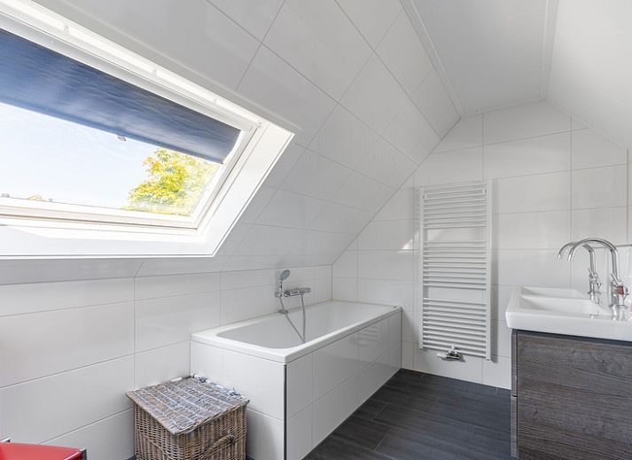 Lichte woonkamer van Vakantiehuis Kamperfoelie 77 in De Koog, Texel