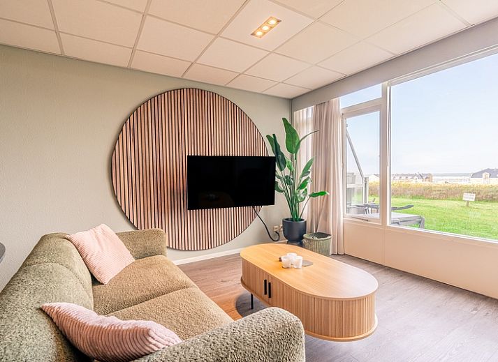 Gemuetliches Wohnzimmer im Appartement Juliana 028 Zeezicht, De Koog, Texel mit schoenem Meerblick.