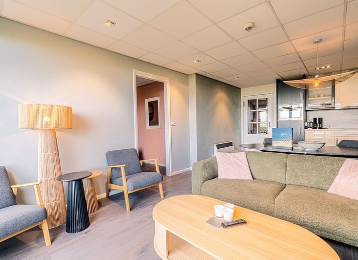 Gemuetliches Wohnzimmer im Appartement Juliana 028 Zeezicht, De Koog, Texel mit schoenem Meerblick.