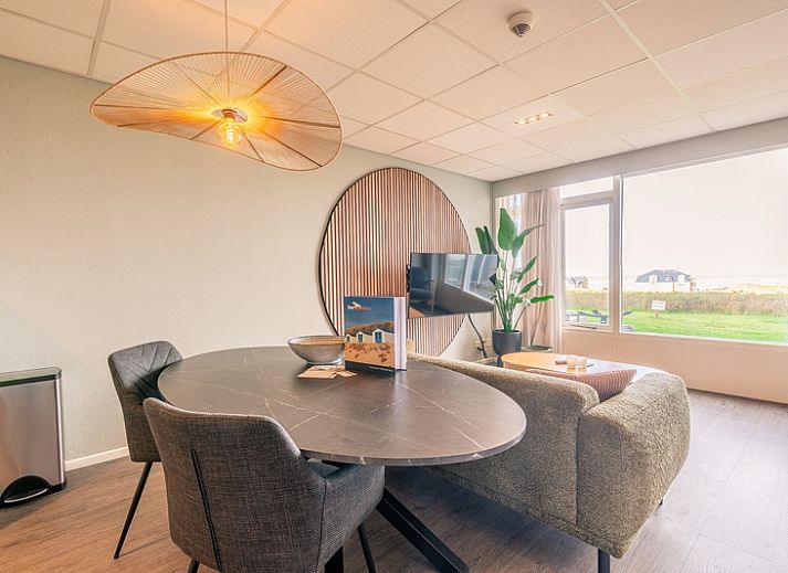 Gemuetliches Wohnzimmer im Appartement Juliana 028 Zeezicht, De Koog, Texel mit schoenem Meerblick.