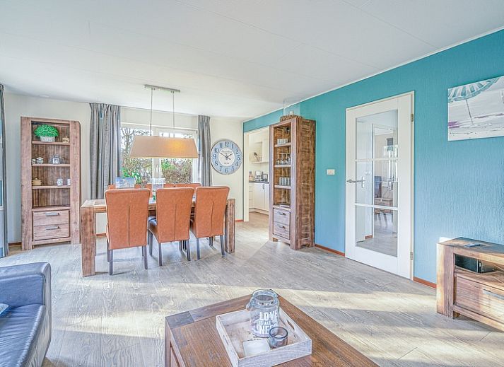 Vooraanzicht van Vakantiehuis Kamperfoelie 31 in De Koog, Texel met ruime oprit en omringende natuur.