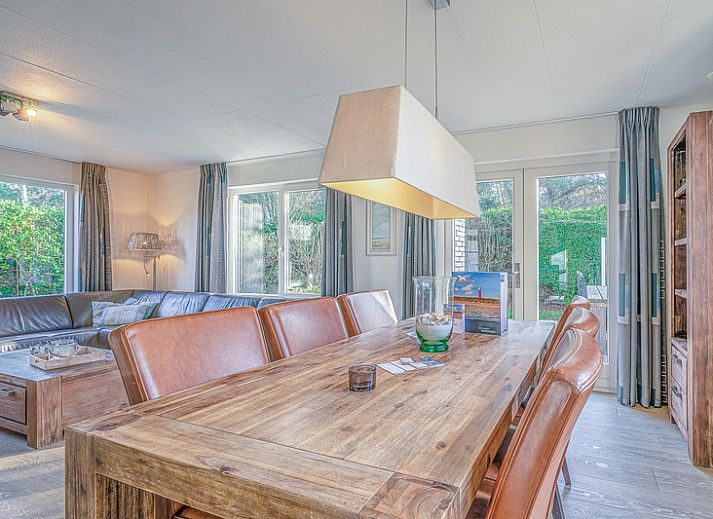 Vooraanzicht van Vakantiehuis Kamperfoelie 31 in De Koog, Texel met ruime oprit en omringende natuur.