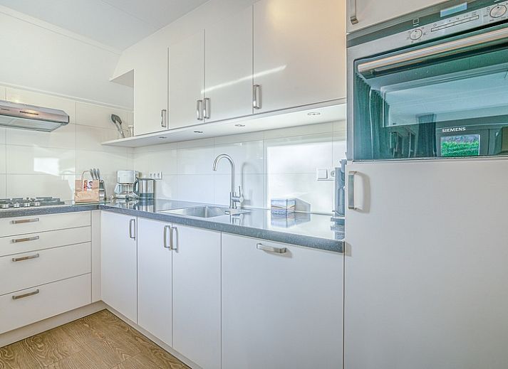 Vooraanzicht van Vakantiehuis Kamperfoelie 31 in De Koog, Texel met ruime oprit en omringende natuur.