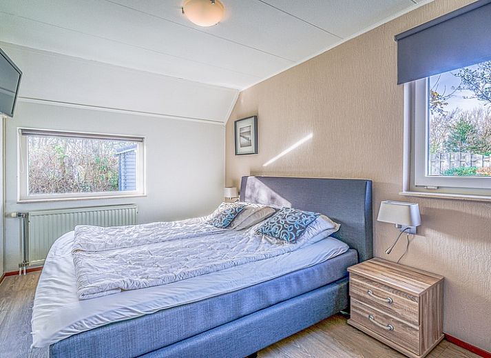 Vooraanzicht van Vakantiehuis Kamperfoelie 31 in De Koog, Texel met ruime oprit en omringende natuur.