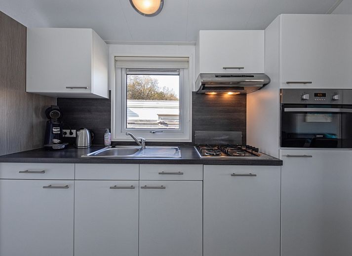 Chalet Bregkoog 7 in De Koog, Texel met zonnig terras en moderne uitstraling.