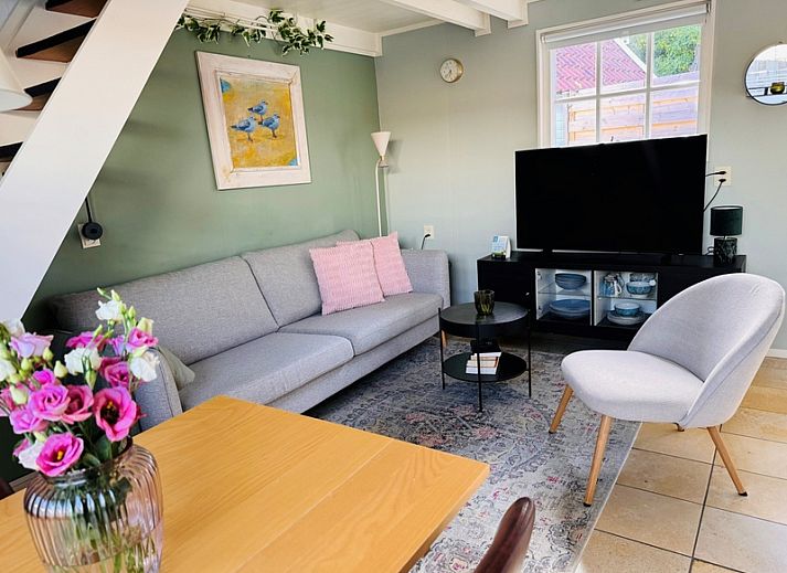 Gezellige woonkamer van Texel C vakantiehuis in De Koog, Texel, perfect voor ontspanning.